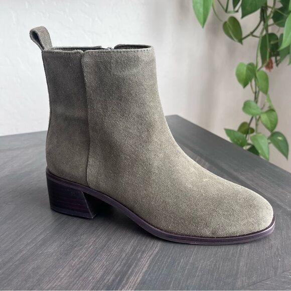 VINCE CAMUTO Jerlindi Suede Leather Ankle Booties in Green Size 5.5 NEW - Picture 1 of 15